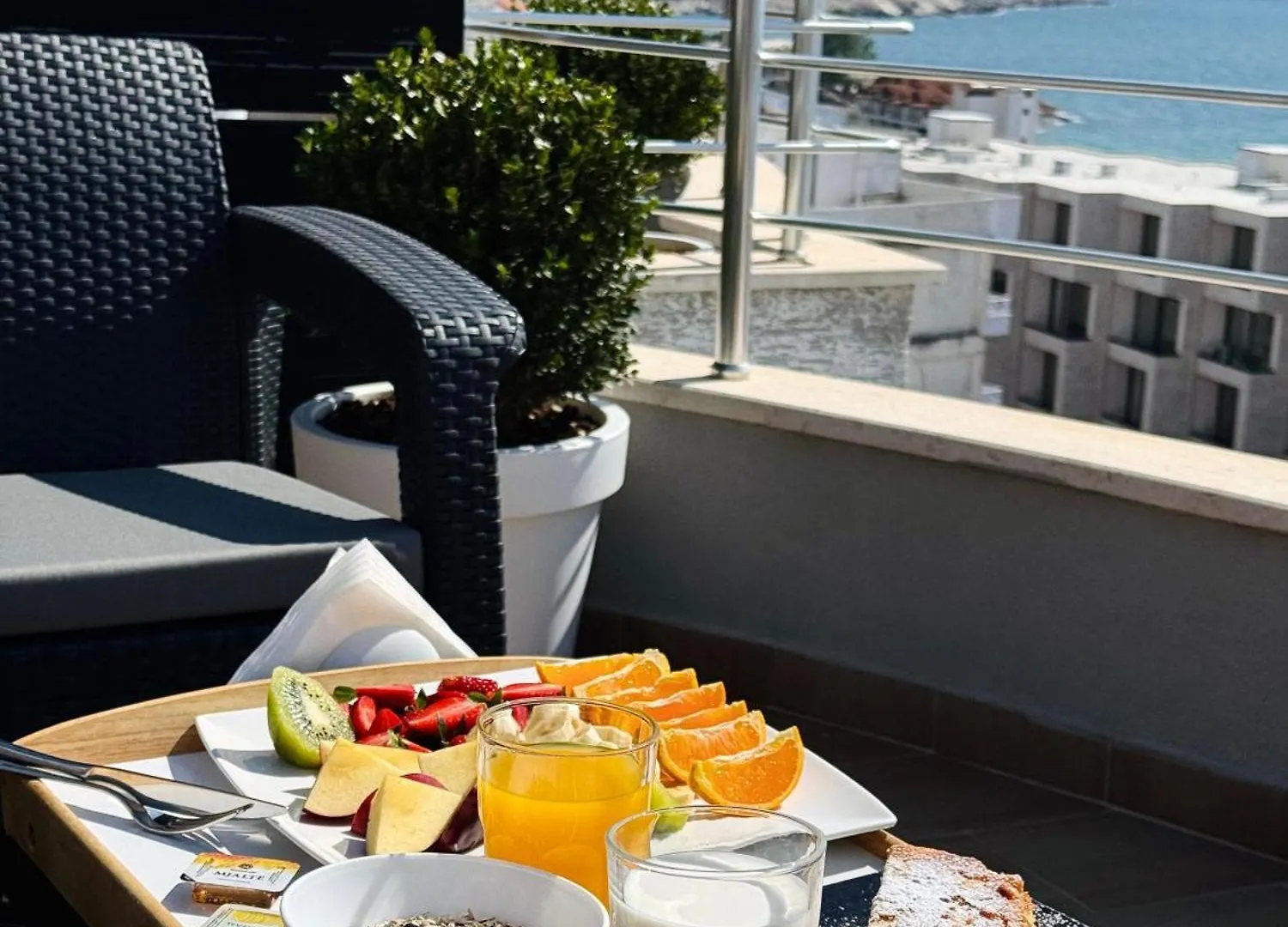 Hotel Blue Sky Sarandë 4*,